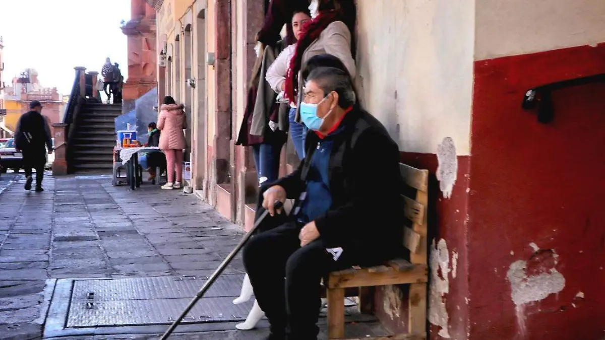 personas con cubrebocas en el centro de Zacatecas